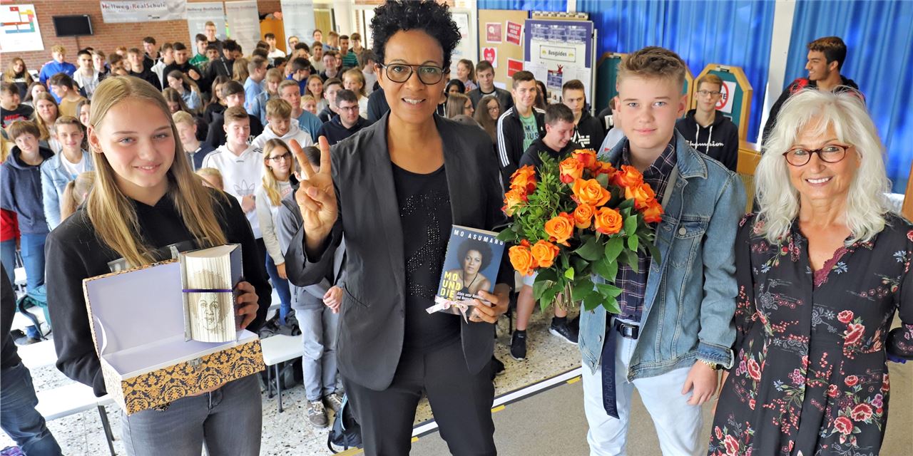 Mo Asumang in der Hellweg-RealSchule